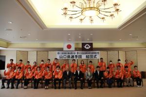 記念撮影をする村岡知事の写真