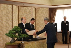 勲記を手渡す二井知事
