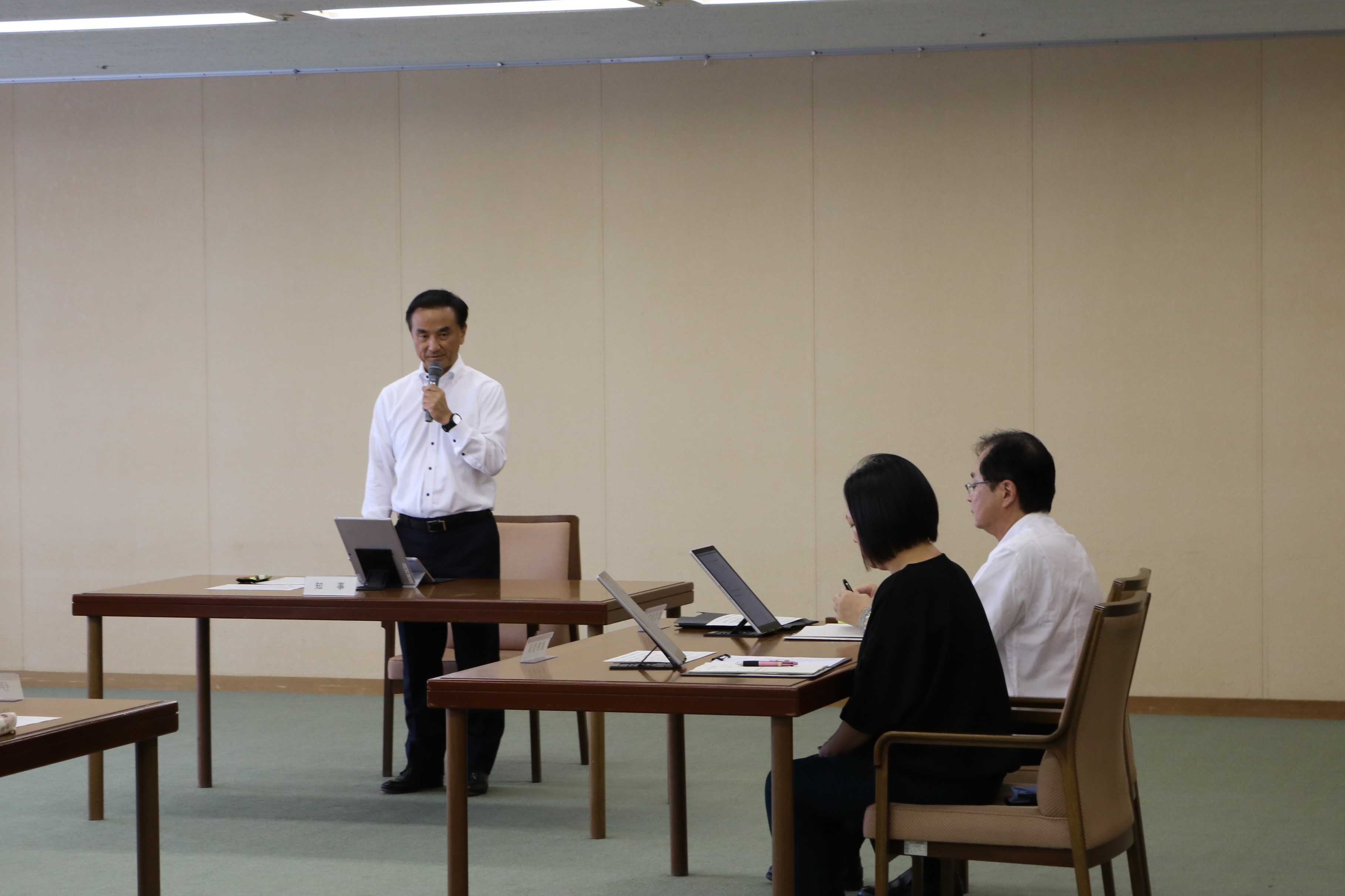 あいさつする村岡知事