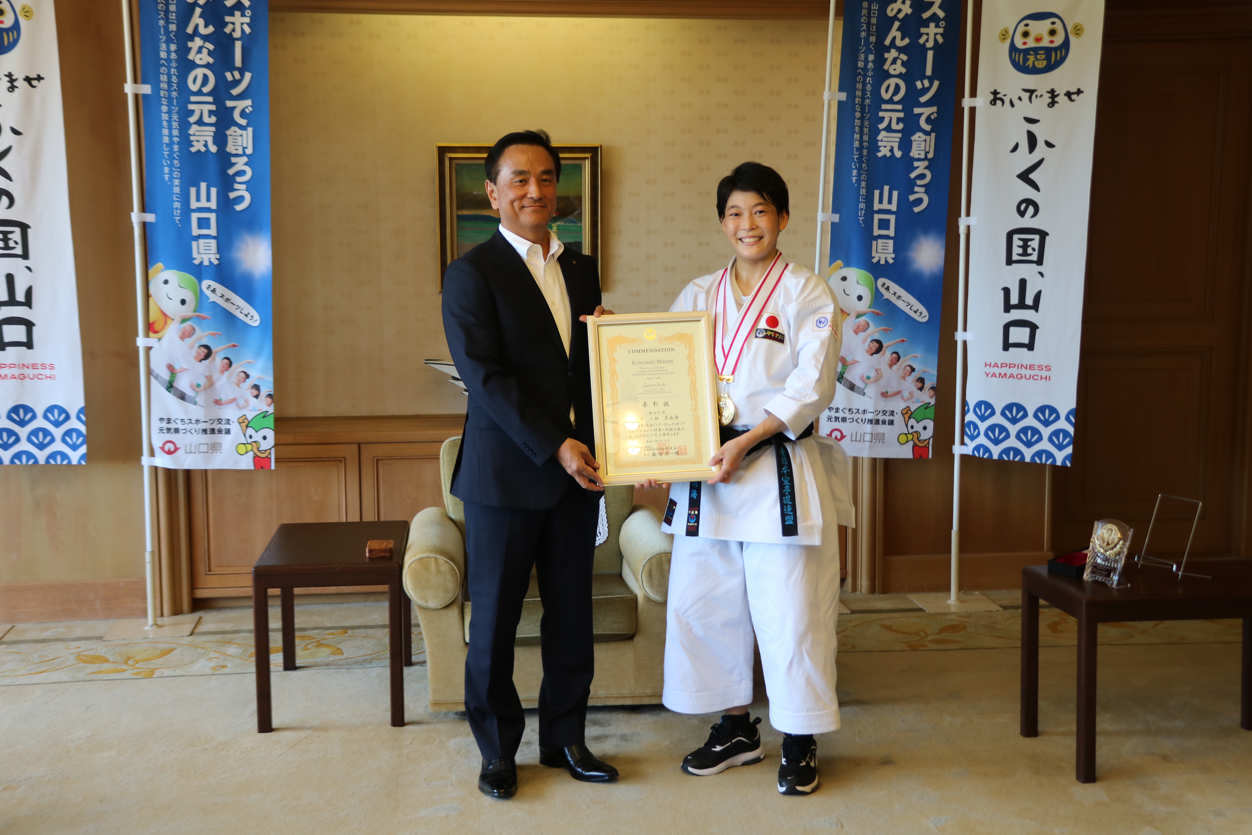 選手と記念撮影する村岡知事