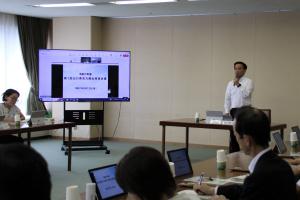 あいさつをする村岡知事の写真