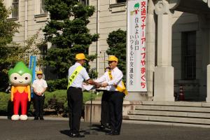 交通安全メッセージを伝達する村岡知事の写真