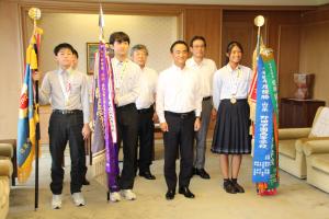 記念撮影する村岡知事の写真