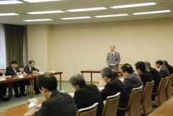 あいさつする二井知事