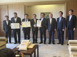 台湾米贈呈式に参加する柳居議長