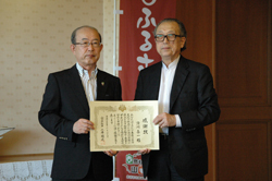 澄川喜一氏と記念撮影する二井知事