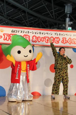 「山口ふくの国ダンス」を踊るやす子さん