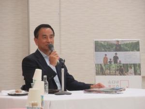 あいさつをする村岡知事の写真