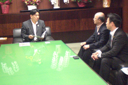 国土交通大臣に要望する二井知事