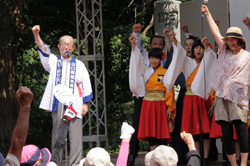 ウォーキングイベント参加者を激励する二井知事