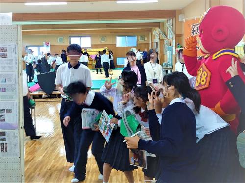 啓発する188マンの様子