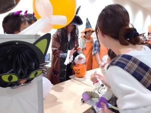 親子で楽しめるブースを視察する村岡知事