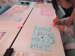 付箋に書く様子