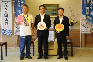 記念撮影をする村岡知事の写真