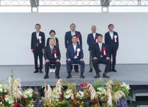 記念撮影する村岡知事