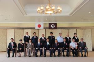 記念撮影する村岡知事の写真