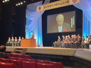 山口市誕生二十周年記念式典で祝辞を読む柳居議長