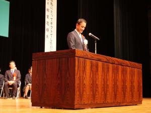 あいさつをする村岡知事の写真