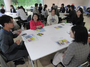 グループ内で話をする様子