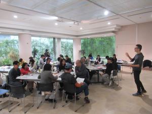 明るい会場内の様子