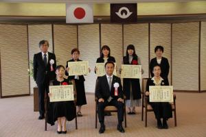 記念撮影する村岡知事