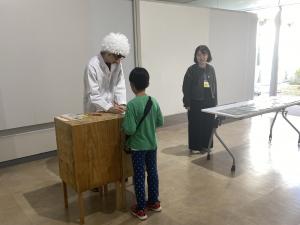 博士によるクイズの答え合わせの様子