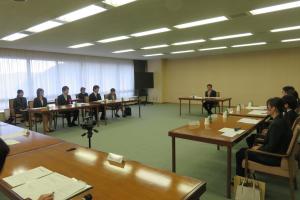 意見交換する村岡知事の写真