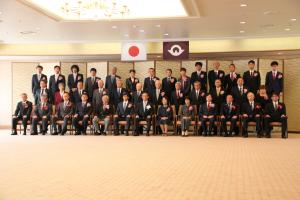 記念撮影する村岡知事の写真(表彰式)