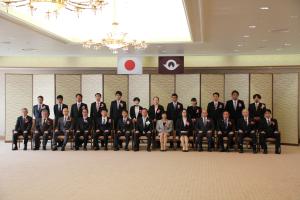 記念撮影する村岡知事の写真(認定式)