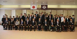 記念撮影をする村岡知事の写真