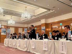 あいさつをする村岡知事の写真