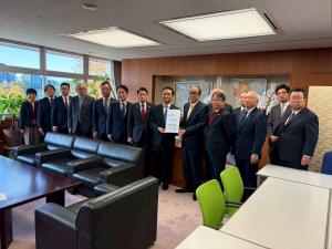 要望書を渡して記念撮影をする村岡知事の写真