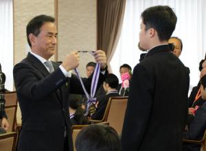 メダルを授与する村岡知事の写真