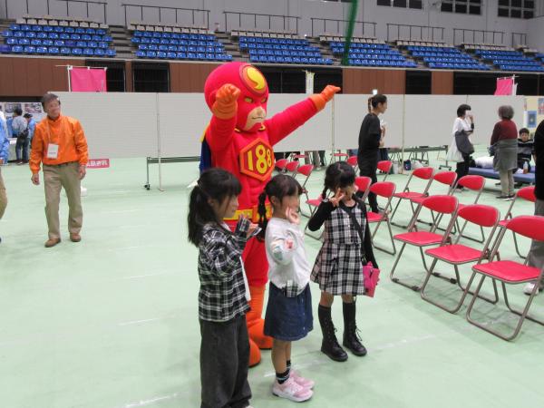 柳井まつりでの188マン（いややマン）の様子