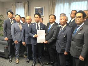 記念撮影をする村岡知事の写真