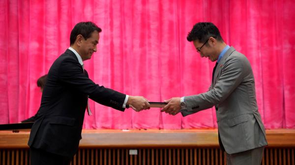 認定証を受け渡している写真