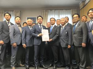 政府要望を行う柳居議長
