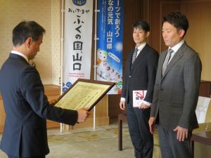 スポーツ特別優秀指導者賞が知事から授与される様子