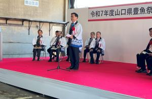 あいさつする村岡知事の写真