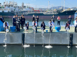 キジハタ・トラフグなどを放流する村岡知事の写真