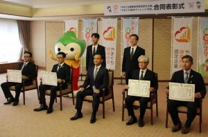 記念撮影する村岡知事の写真（健康経営優良企業）