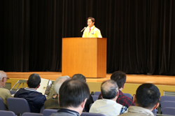 あいさつする村岡知事の写真