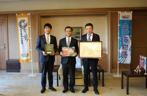 記念撮影する村岡知事の写真