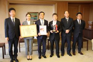 記念撮影する村岡知事の写真