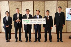 記念撮影する村岡知事の写真