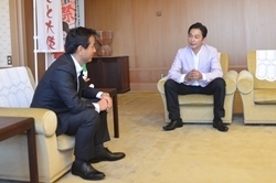 懇談する川野さんと村岡知事の写真