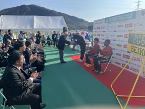 防府読売マラソン大会で議長賞を授与する柳居議長