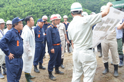 災害現場を視察する村岡知事の写真