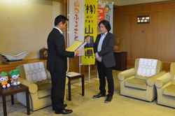 品川さんへ委嘱状を交付する村岡知事の写真