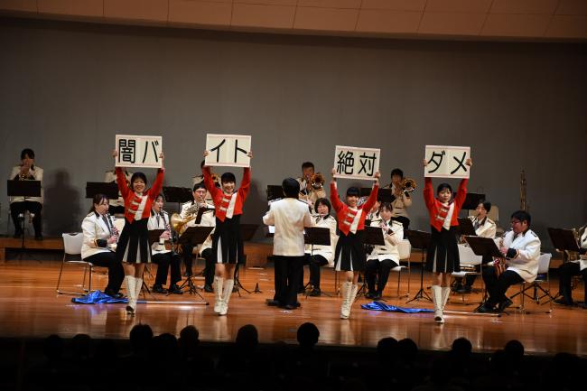 カラーガードによるメッセージボード